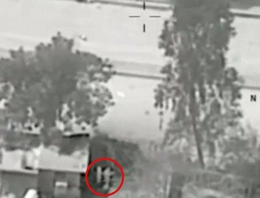 Μαχητής του ISIS κράτα παιδί από τον αυχένα και το χρησιμοποιεί ως ασπίδα (φωτό, βίντεο)